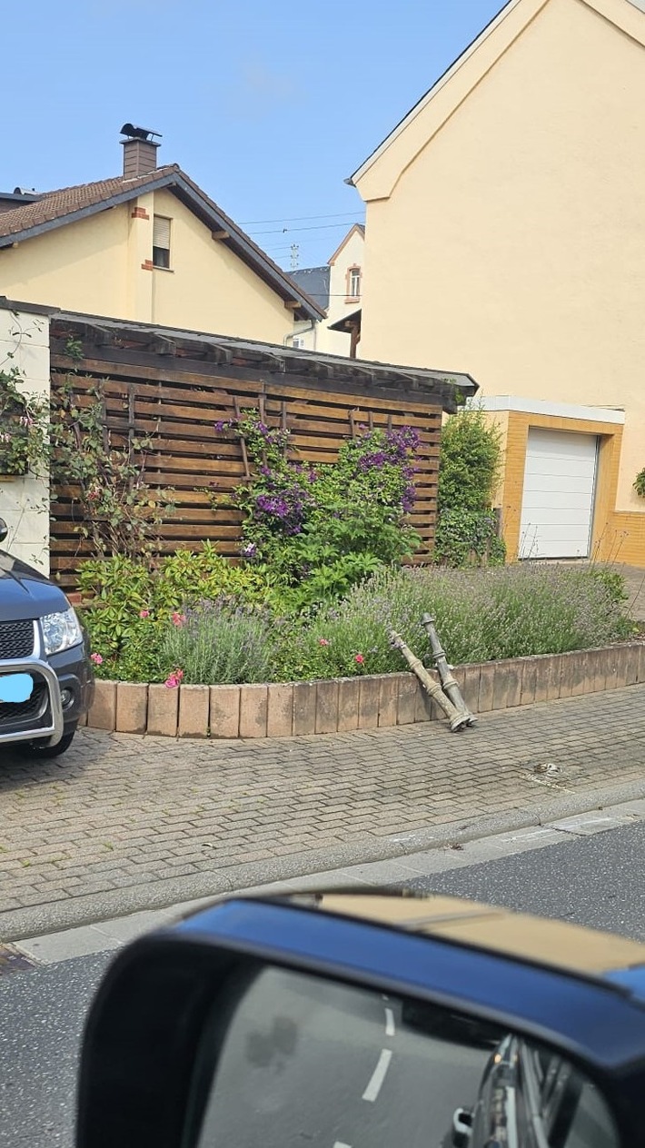 POL-PDMT: Flacht. Begrenzungspfosten beschädigt - Zeugenaufruf