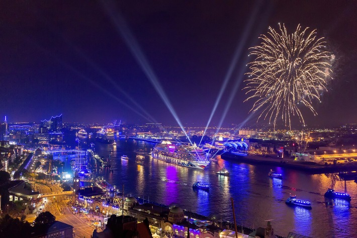 The Hamburg Cruise Days 2015: An attractive programme along the waterfront, mesmerized visitors and a spectacular parade