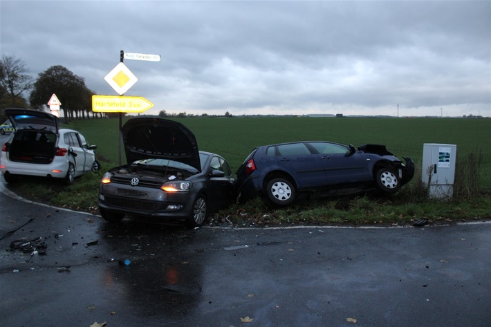 POL-KLE: Kerken - Verkehrsunfall / Autofahrerin schwer verletzt, drei Fahrzeuge stark beschädigt