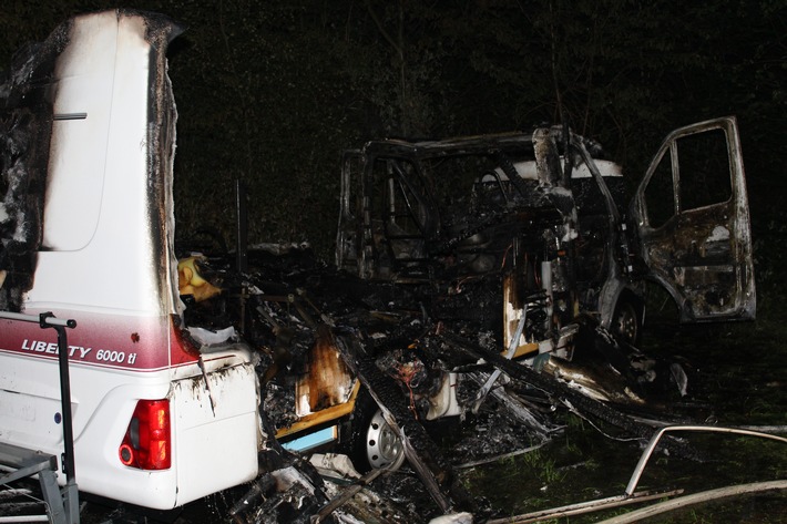 FW-DO: 18.05.2018 - Feuer in Brünninghausen
Wohnmobil vollständig ausgebrannt - Explosion verhindert