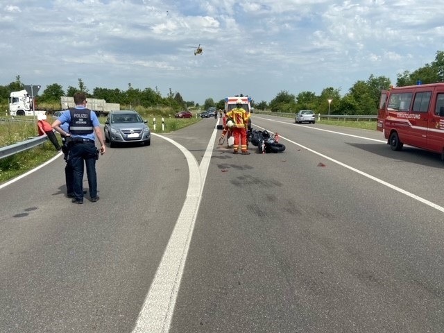 POL-PDNW: Schwerer Verkehrsunfall mit Motorradfahrer - Vollsperrung der B271 für eine Stunde