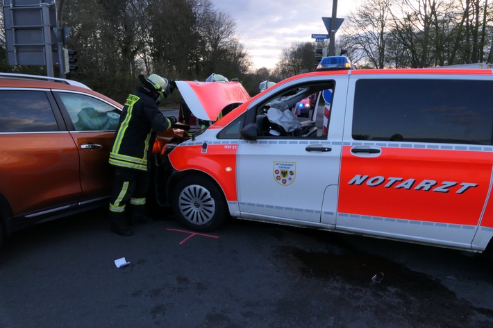 FW-DO: 16.04.2021 - Verkehrsunfall mit einem Notarzteinsatzfahrzeug.