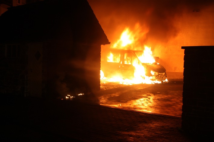 POL-HX: Feueralarm in der Höxteraner Altstadt/Lieferwagen ausgebrannt