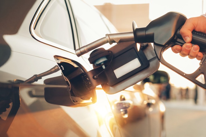 Kleiner Umweg, große Wirkung / ADAC Spritpreisvergleich: Tanken an Autobahnen bleibt Luxus
