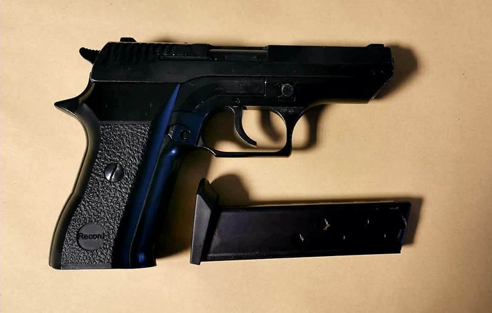 BPOL NRW: Bundespolizei nimmt Mann mit Pistole in der S6 fest