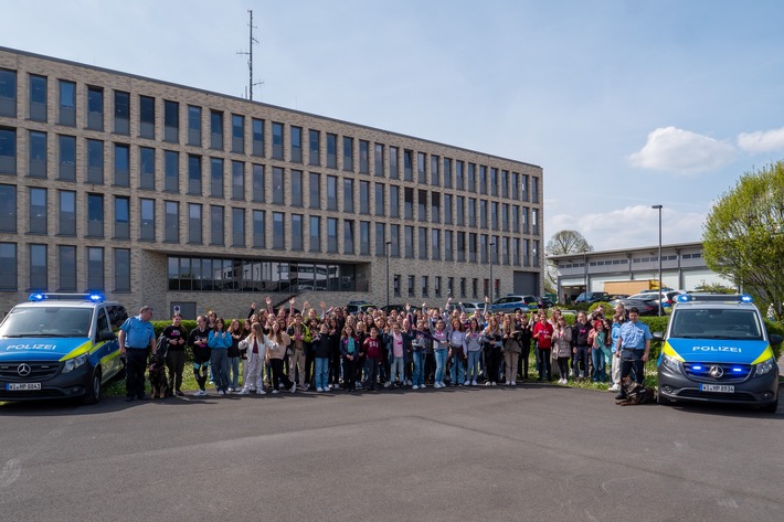 POL-WE: Mädchentag beim Polizeipräsidium Mittelhessen Einblicke für viele kleine Miss Marples am Girls´Day 2023