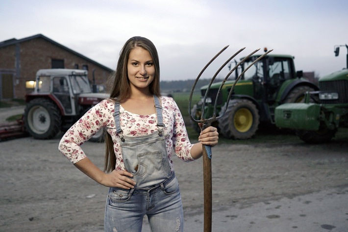 Fabelhafte Frauen an mächtigen Maschinen - Die "Trecker Babes" ab Sonntag, 3. März 2019, um 20:15 Uhr bei kabel eins