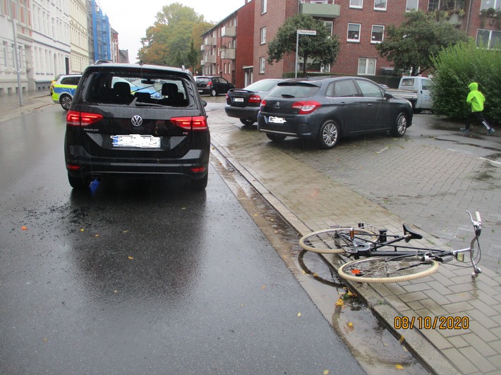 POL-WHV: Verkehrsunfall in Wilhelmshaven - jugendlicher Radfahrer bemerkte das haltende Fahrzeug zu spät und prallte gegen das Heck - 202001168780