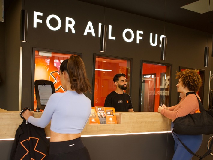 Frischer Look für die Innenstadt: FitX Neuss feiert große Wiedereröffnung