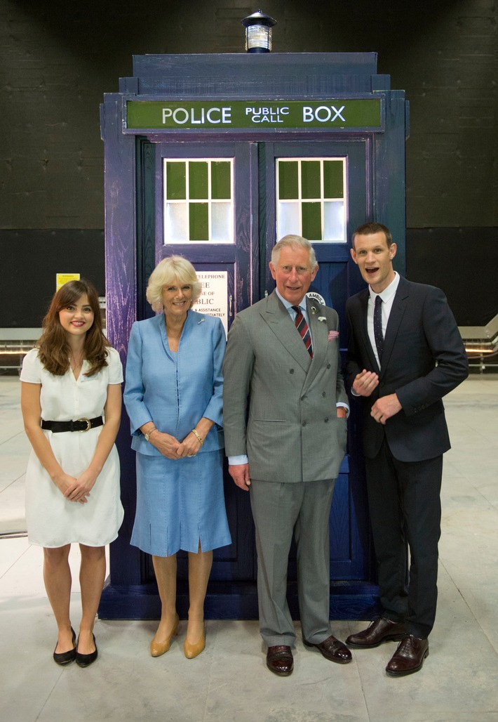 Prinz Charles und Camilla als Serien-Fans: Royals besuchen Set der britischen Kultserie "Doctor Who" (BILD)