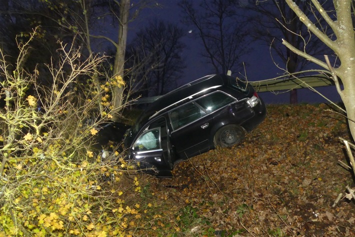 POL-GM: 141121-886: Nach Sekundenschlaf: Auto Totalschaden - Fahrer leicht verletzt