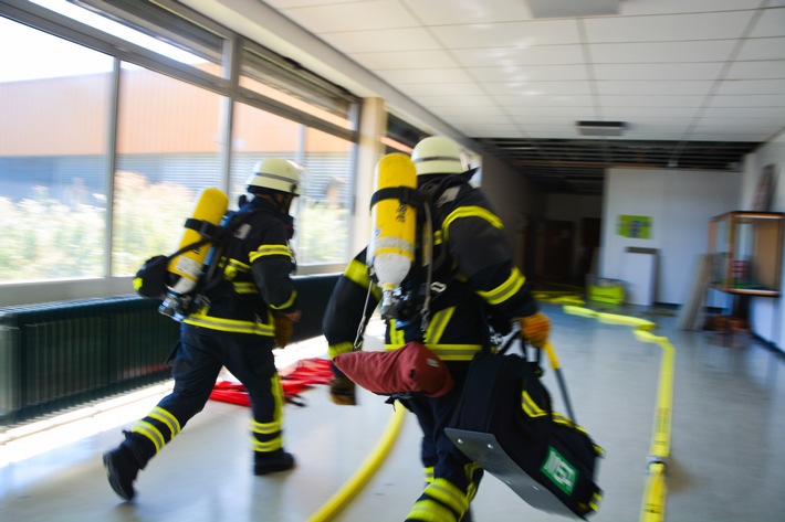 FW Böblingen: ALARMÜBUNG HAUPTAMTLICHE KRÄFTE IN SCHULZENTRUM