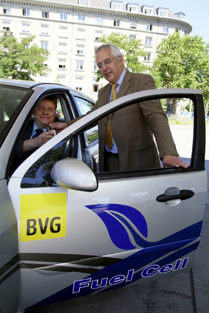 Ford übergibt Brennstoffzellenfahrzeug an die Berliner Verkehrsbetriebe