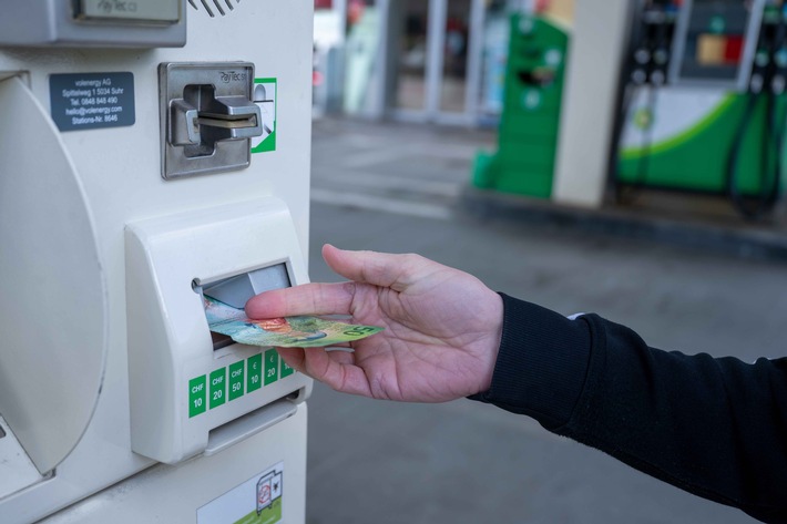 I fattori che mantengono i prezzi dei carburanti elevati sono numerosi