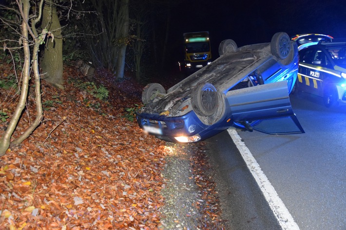 POL-HF: Auto überschlägt sich - 20-jähriger Fahrer leicht verletzt