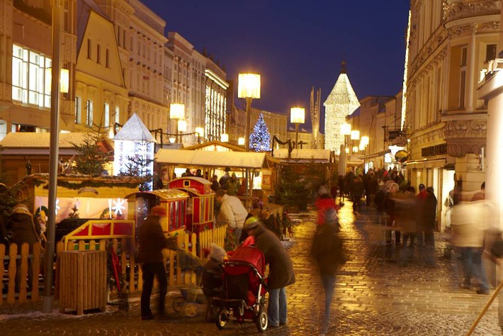 Das Christkind ist im Anflug - doch bis es soweit ist, gibt es die: Welser Weihnachtswelt - BILD