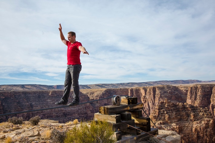 Rekordversuch: Hochseil-Artist Nik Wallenda balanciert über Grand Canyon! / Live-Übertragung am 24.6.2013, 02:00 Uhr auf DMAX Ungesichert auf 450 Metern - höher als das Empire State Building