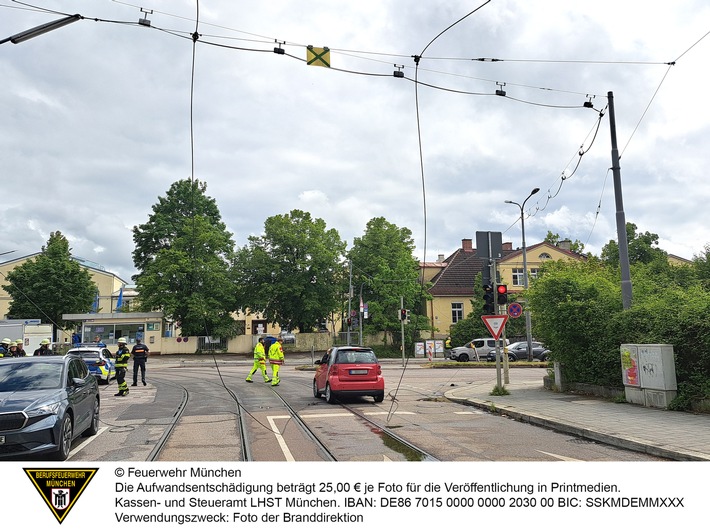 FW-M: Lkw reißt Stromleitung ab - zwei Personen in Pkw eingeschlossen (Ramersdorf)