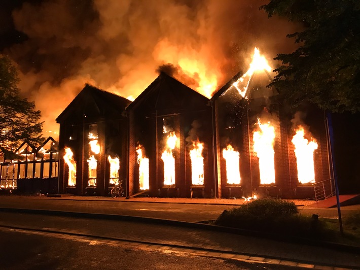 FW-Dorsten: Fitnessstudio und Tennishalle durch Brand komplett zerstört.
