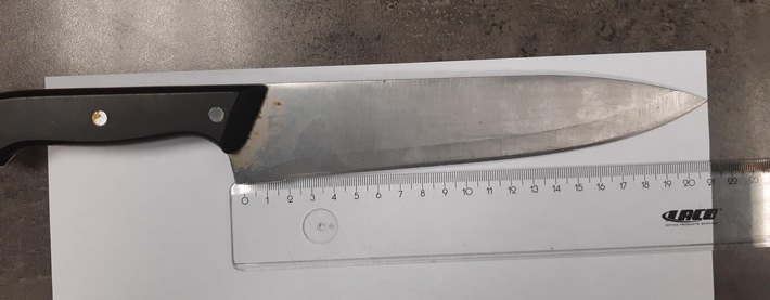 BPOL NRW: 40-Jähriger bedroht Bahnmitarbeiter mit 20 cm langen Küchenmesser - Bundespolizisten drohen Schusswaffen an