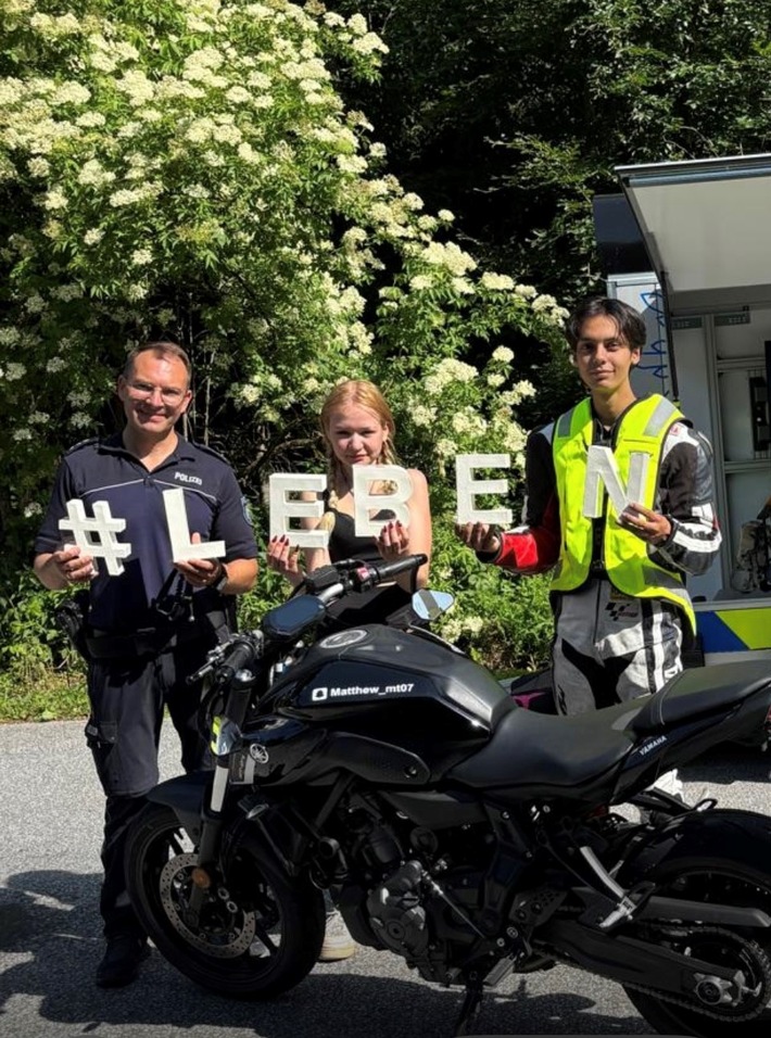 POL-PB: #LEBEN - Polizei kontrolliert Motorradfahrer - Crash-Krad und Airbag-Weste im Einsatz