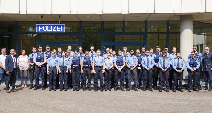 POL-PPMZ: Polizeipräsident begrüßt 38 neue Polizeibeamtinnen und Polizeibeamte im Polizeipräsidium Mainz