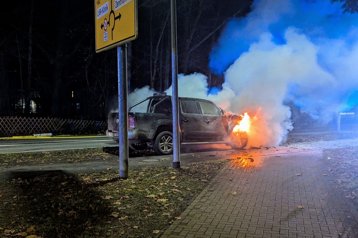 FW-KLE: Auto und Toilettenpapier brennen - ein Verletzter bei zwei Einsätzen der Freiwilligen Feuerwehr Bedburg-Hau