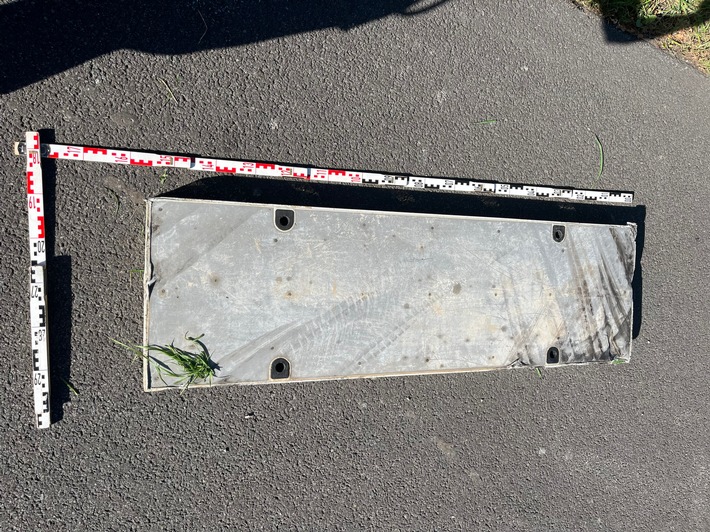POL-D: Meldung der Autobahnpolizei - A 3 bei Hünxe - Fahrzeugteile auf der Autobahn - Zehn beschädigte Fahrzeuge - Verdacht der Verkehrsunfallflucht - Polizei fahndet nach Fahrer