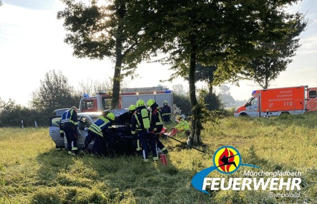 FW-MG: PKW landet nach Verkehrsunfall auf dem Dach