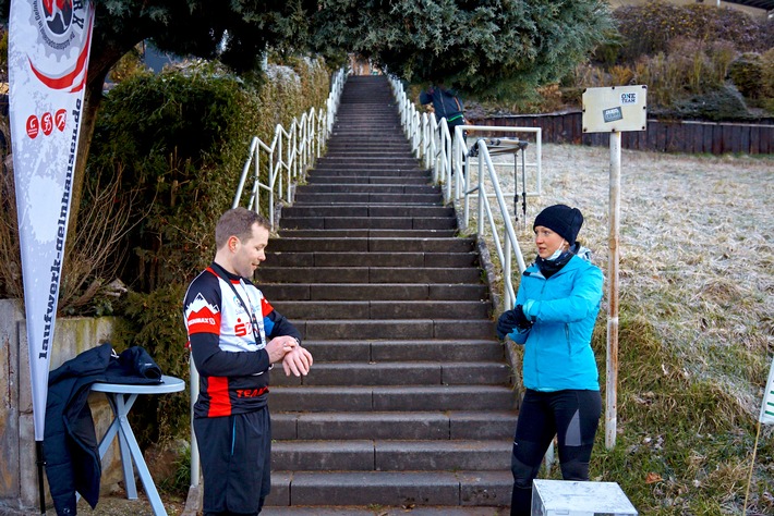 RID-Weltrekord für »längsten Nonstop-Treppenlauf (Outdoor, Team)« (28:06:00) – Extremsportler-Duo mit herausragender Teamleistung erfolgreich – Weltrekordaktion für guten Zweck – Rekord-Institut für Deutschland (RID) zertifiziert Bestleistung