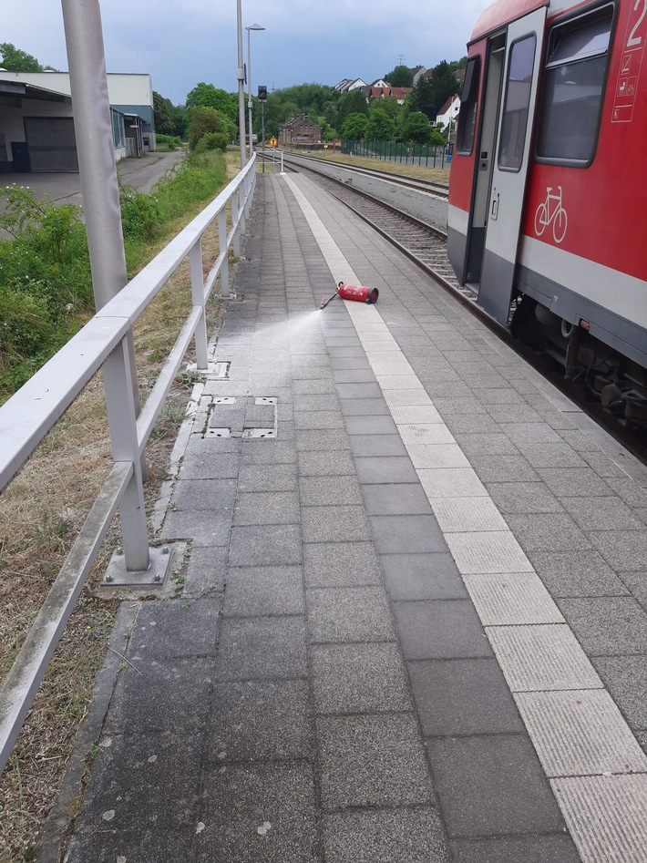 BPOL-KL: Jugendliche brechen in Zug ein und entwenden Brandschutzmittel