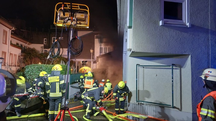 FW Rheingau-Taunus: Großeinsatz durch Tiefgaragenbrand in Geisenheim