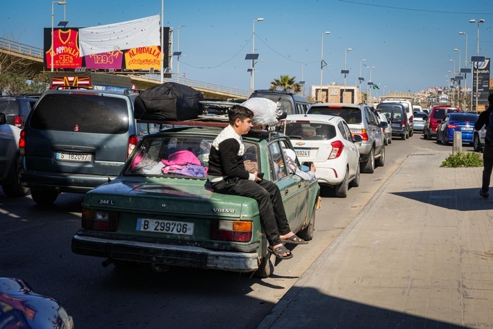 Innerhalb des Libanon flüchten die Menschen in Massen: Ein Junge sitzt auf dem überfüllten Familienwagen. / Weiterer Text über ots und www.presseportal.de/nr/50131 / Die Verwendung dieses Bildes für redaktionelle Zwecke ist unter Beachtung aller mitgeteilten Nutzungsbedingungen zulässig und dann auch honorarfrei. Veröffentlichung ausschließlich mit Bildrechte-Hinweis.