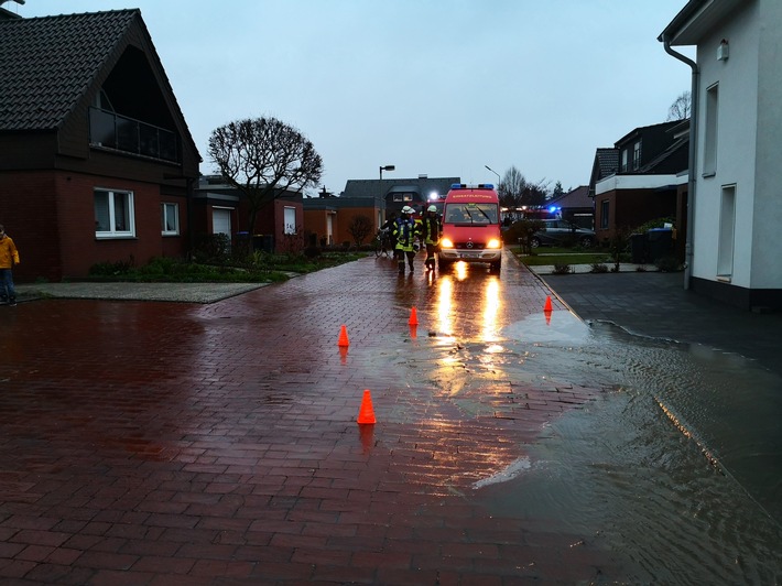 FW-WRN: TH_1 - Massiver Wasserrohrbruch / Straße unterspült / Keller drohen voll zu laufen