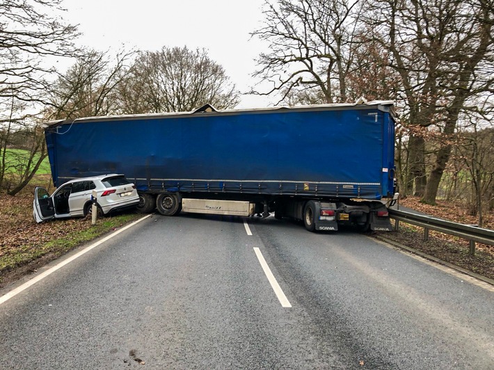 POL-LIP: Blomberg. Verkehrsbeeinträchtigungen nach Unfall auf B 1.