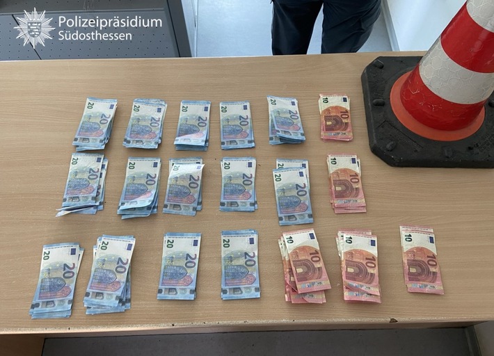 POL-OF: Spielgeld sprichwörtlich "in Verkehr" gebracht: "Prop Copy"-Geldscheine sichergestellt - Autobahn 3