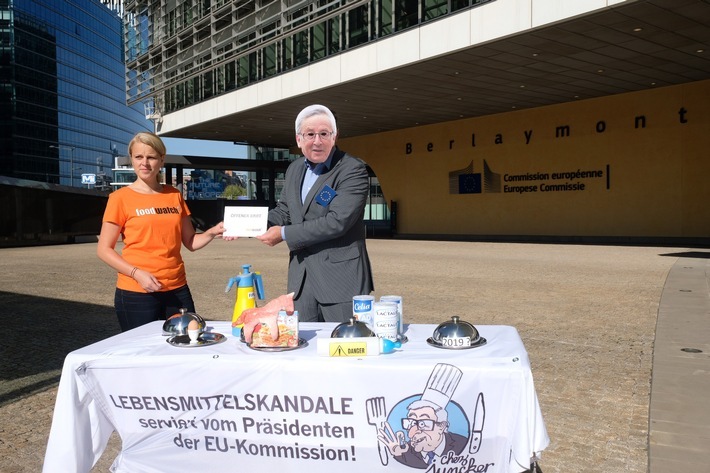 Offener Brief: Kommissionspräsident Jean-Claude Juncker ist "realitätsfern" / Protest in Brüssel: foodwatch wirft EU massive Versäumnisse beim Gesundheitsschutz vor. foodwatch-Aktivisten protestieren vor dem Gebäude der EU-Kommission: Die europäische Verbraucherorganisation wirft EU-Kommissionspräsident Jean-Claude Juncker massive Versäumnisse beim Gesundheits- und Verbraucherschutz vor. Regelmäßig werde Europa von einem großen Lebensmittelskandal erschüttert, doch die Brüsseler Behörde versäume es, Verbraucherinnen und Verbraucher effektiv zu schützen, kritisiert foodwatch. Weiterer Text über ots und www.presseportal.de/nr/50496 / Die Verwendung dieses Bildes ist für redaktionelle Zwecke honorarfrei. Veröffentlichung bitte unter Quellenangabe: "obs/Tim Dirven/foodwatch"