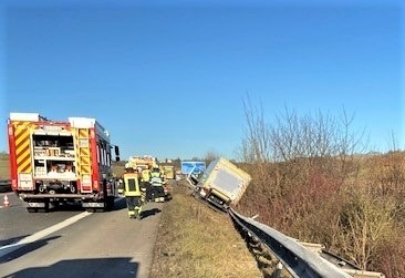 POL-VDMZ: LKW prallt auf Pannen-PKW und rutscht in die Böschung