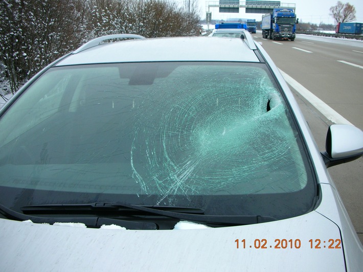 POL-HI: Erneuter Verkehrsunfall durch herabfallende Eisplatten auf der BAB 7