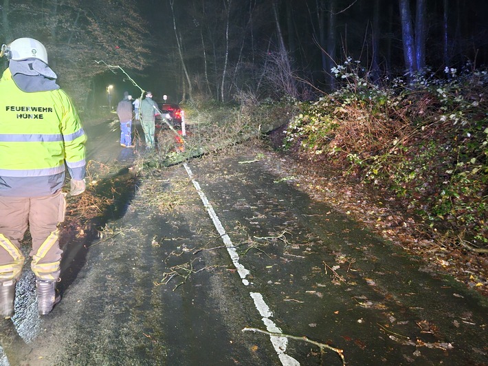 FW Hünxe: Pkw kollidiert mit umgestürztem Baum
