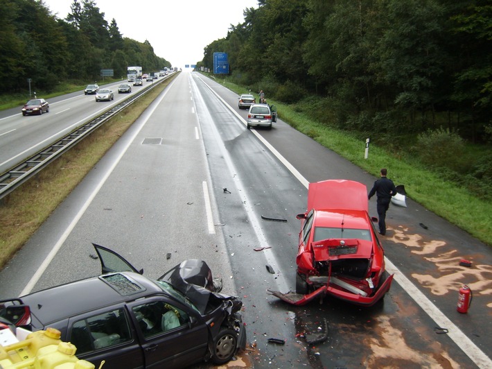 POL-WL: Verkehrsunfall mit mehreren Fahrzeugen und 5 Verletzten führt zu Vollsperrung und kilometerlangem Stau