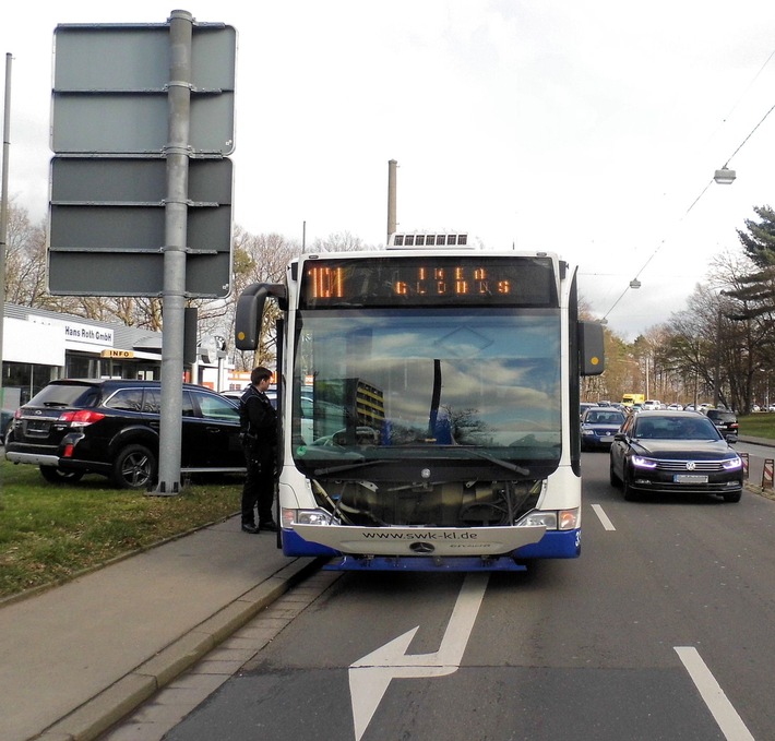 POL-PPWP: Kaiserslautern: Pkw kollidiert mit Bus