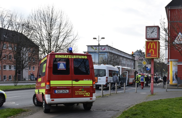 FW-DO: Verkehrsunfall auf der Brackeler Straße / Schulbus prallte auf Linienbus