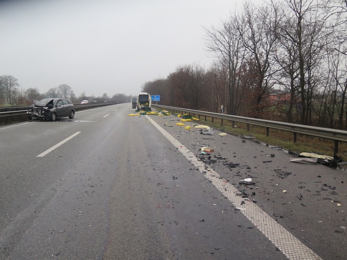 POL-DEL: Autobahnpolizei Ahlhorn: Zwei Personen bei Verkehrsunfall auf der Autobahn 28 im Bereich der Gemeinde Hatten verletzt +++ Vollsperrung der Fahrtrichtung Oldenburg