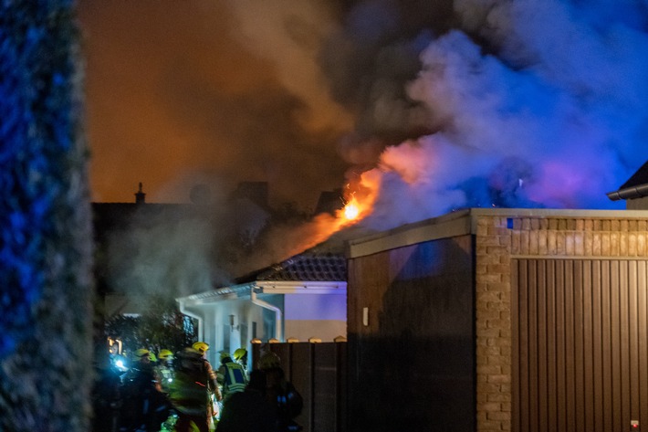FW Pulheim: Feuerwehr rettet Bewohner aus brennendem Haus