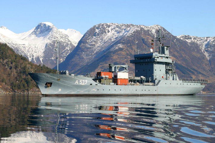 NATO-Flaggschiff auf Heimatkurs. Tender &quot;Rhein&quot; kehrt nach sechs Monaten heim.