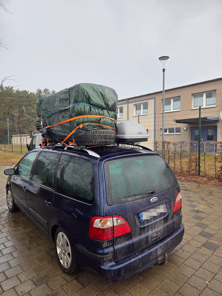 POL-HRO: Kühlschrank auf dem Dach - Polizei stoppt überladenen Van auf der A24