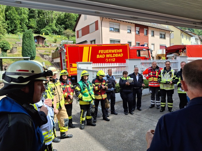 KFV-CW: Säure-Unfall mit 18 Verletzten / Großeinsatz in Galvanik von Hittech Prontor