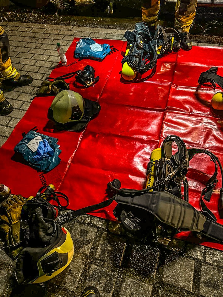 FW Dresden: Mehrere Fahrzeuge brennen - Feuerwehr verhindert das Übergreifen auf ein Gebäude