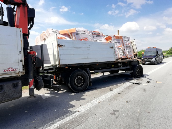 POL-VDMZ: Stau auf der A61 durch Lkw-Unfall